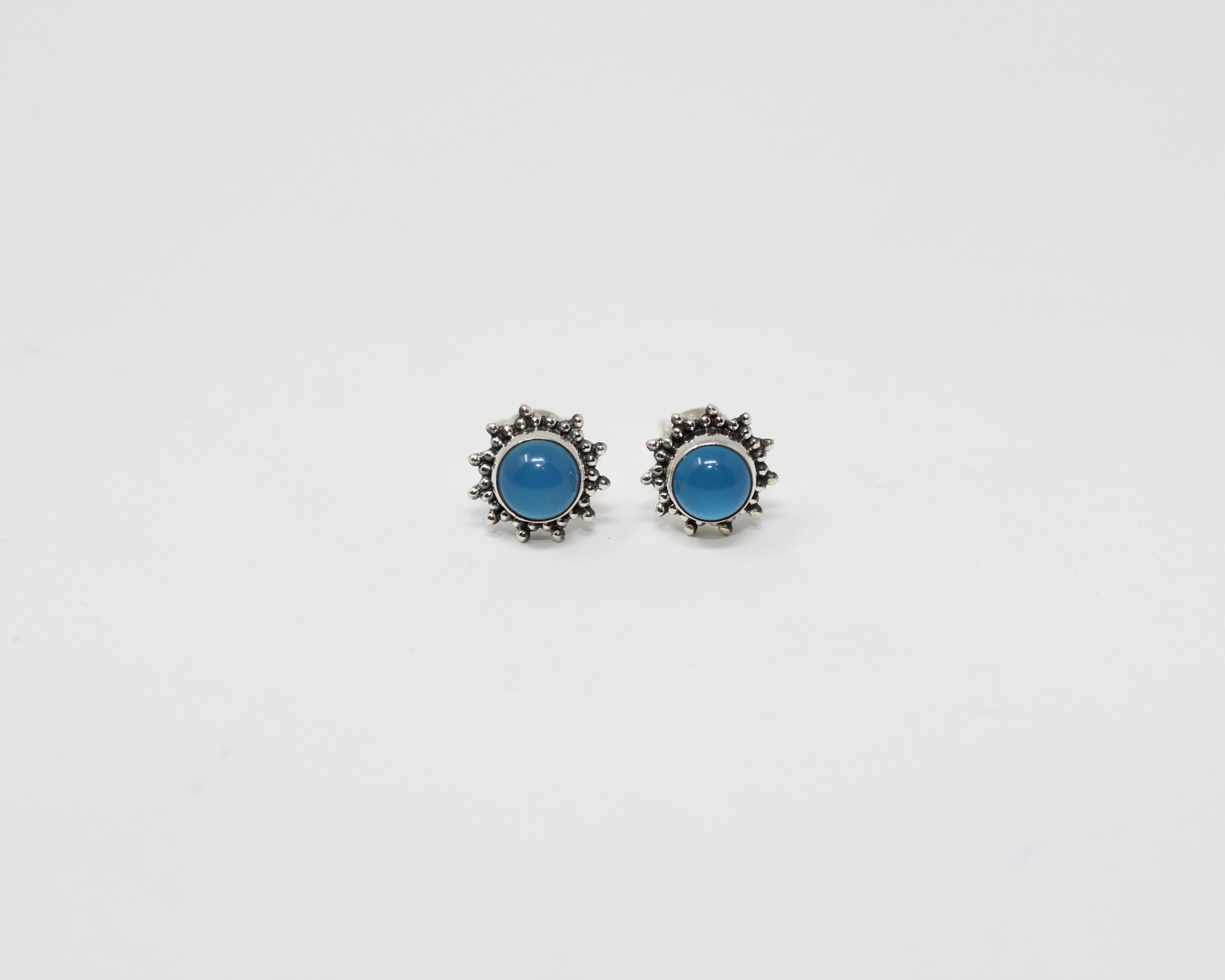 SOLAIRE, boucles d'oreilles argent sterling et pierre semi-précieuse, calcédoine bleu.