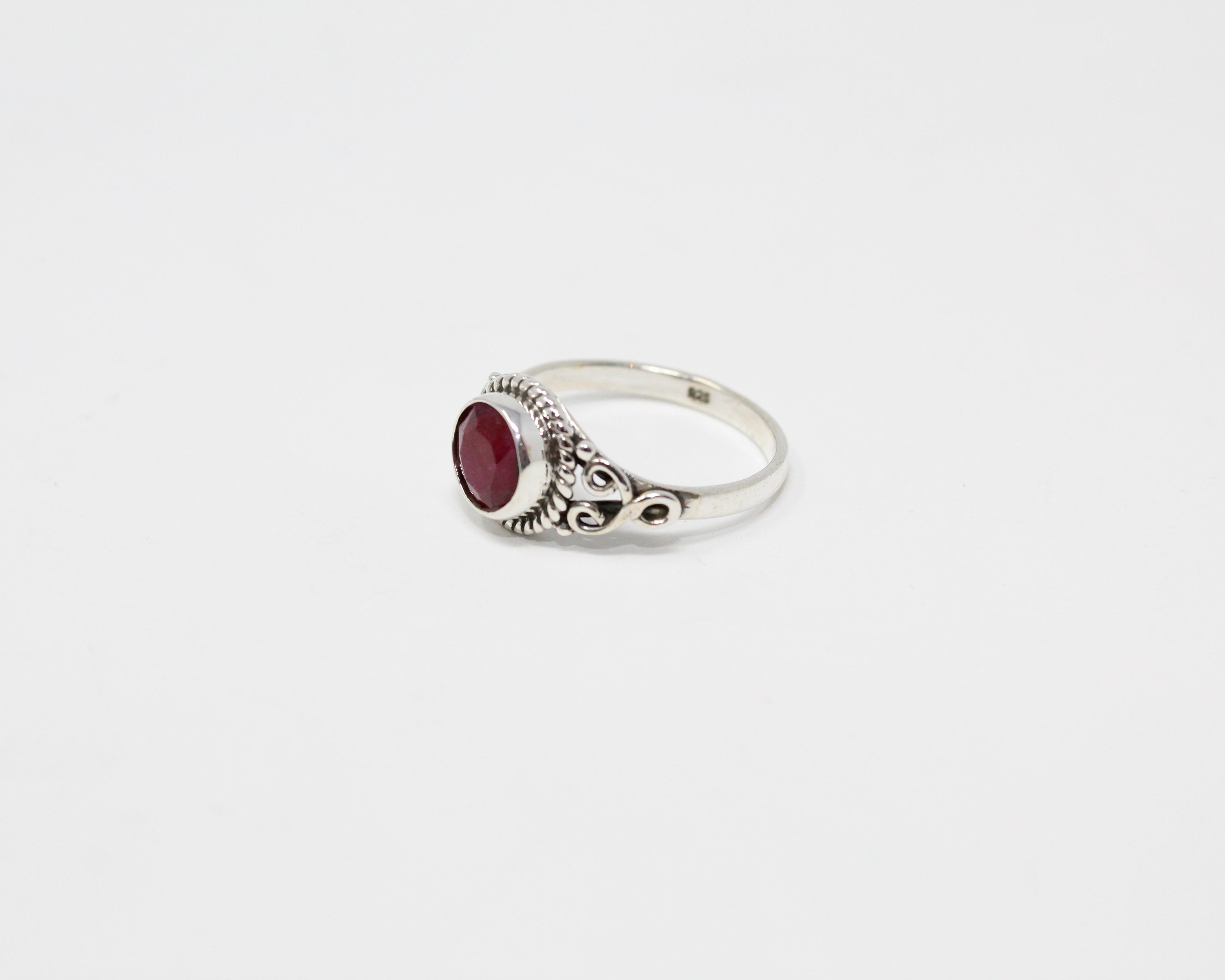 INTUITION, bague argent et pierre semi-précieuse, rubis.