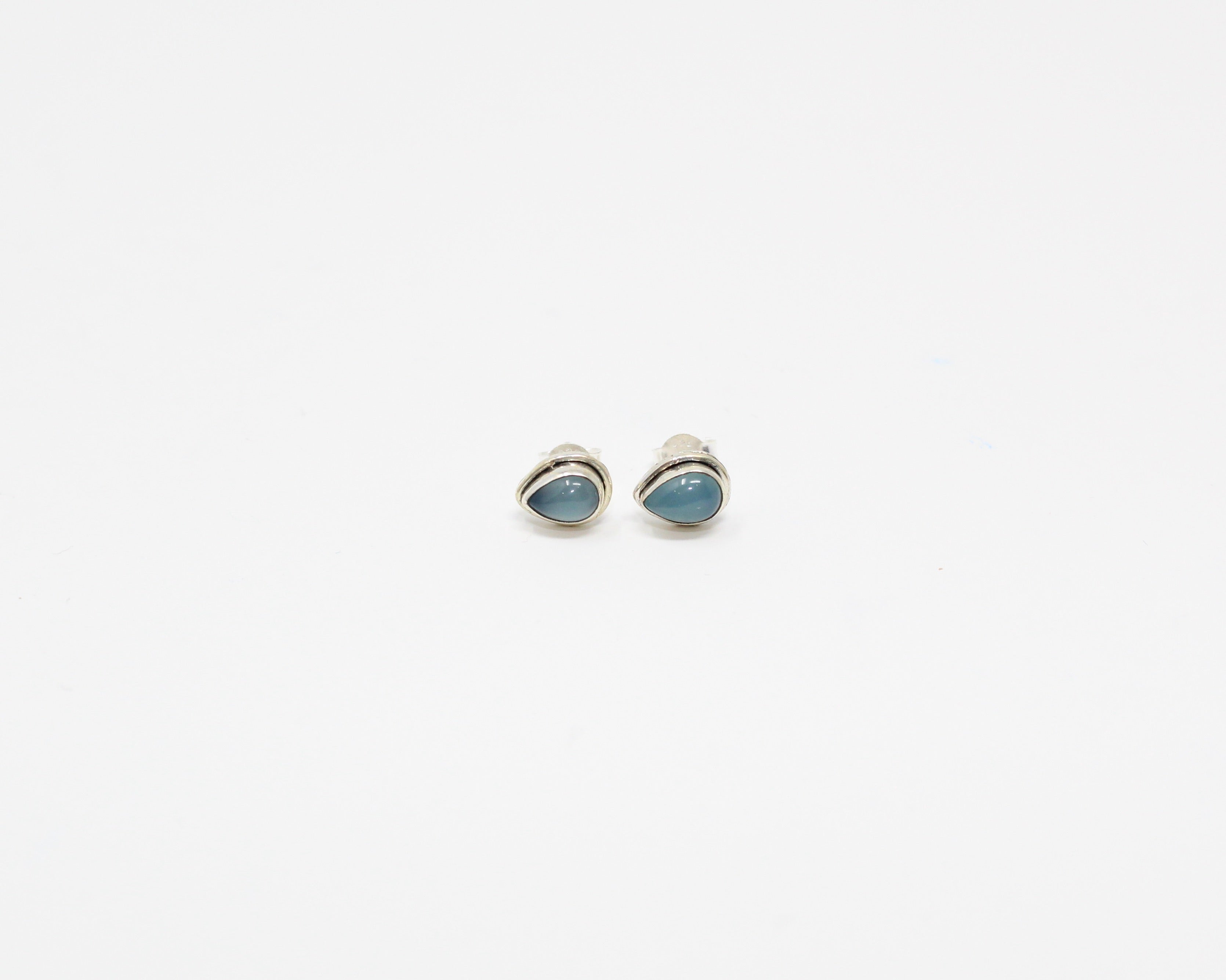SIMPLICITÉ, boucle d'oreille, argent sterling et pierre semi-précieuse, calcédoine bleue.