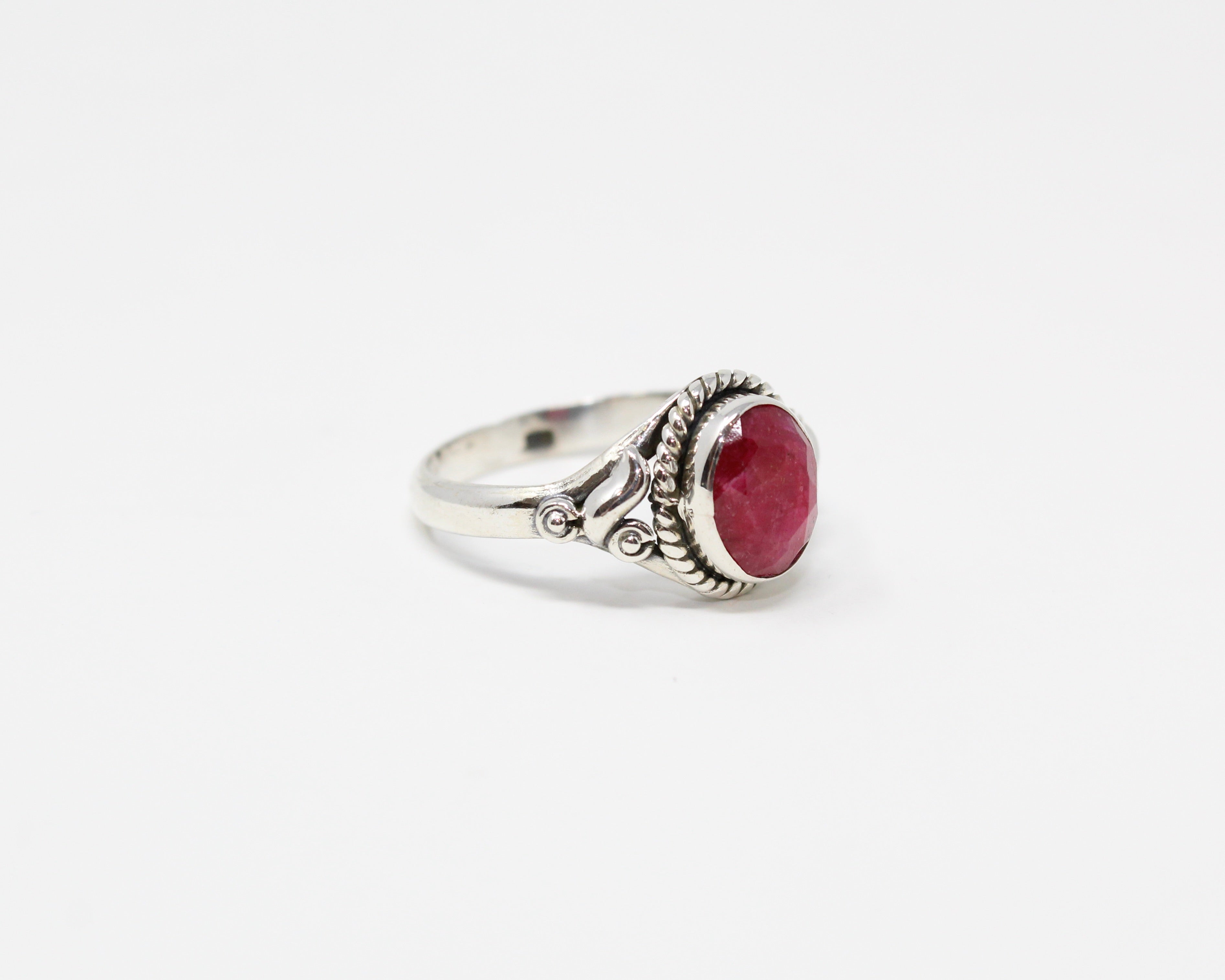 Grace, bague argent sterling et pierre semi-précieuse, rubis.