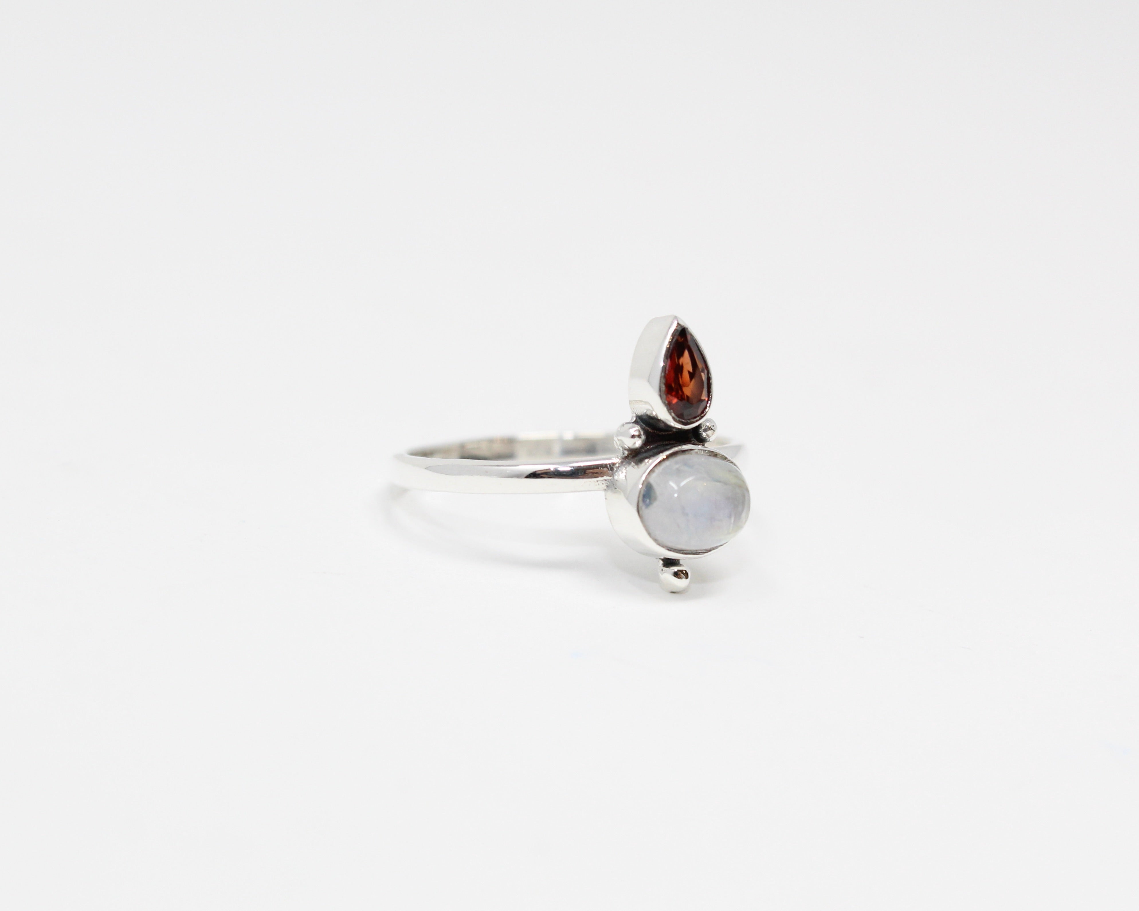 MERVEILLE, bague argent sterling et pierre semi-précieuse, pierre de lune & grenat.