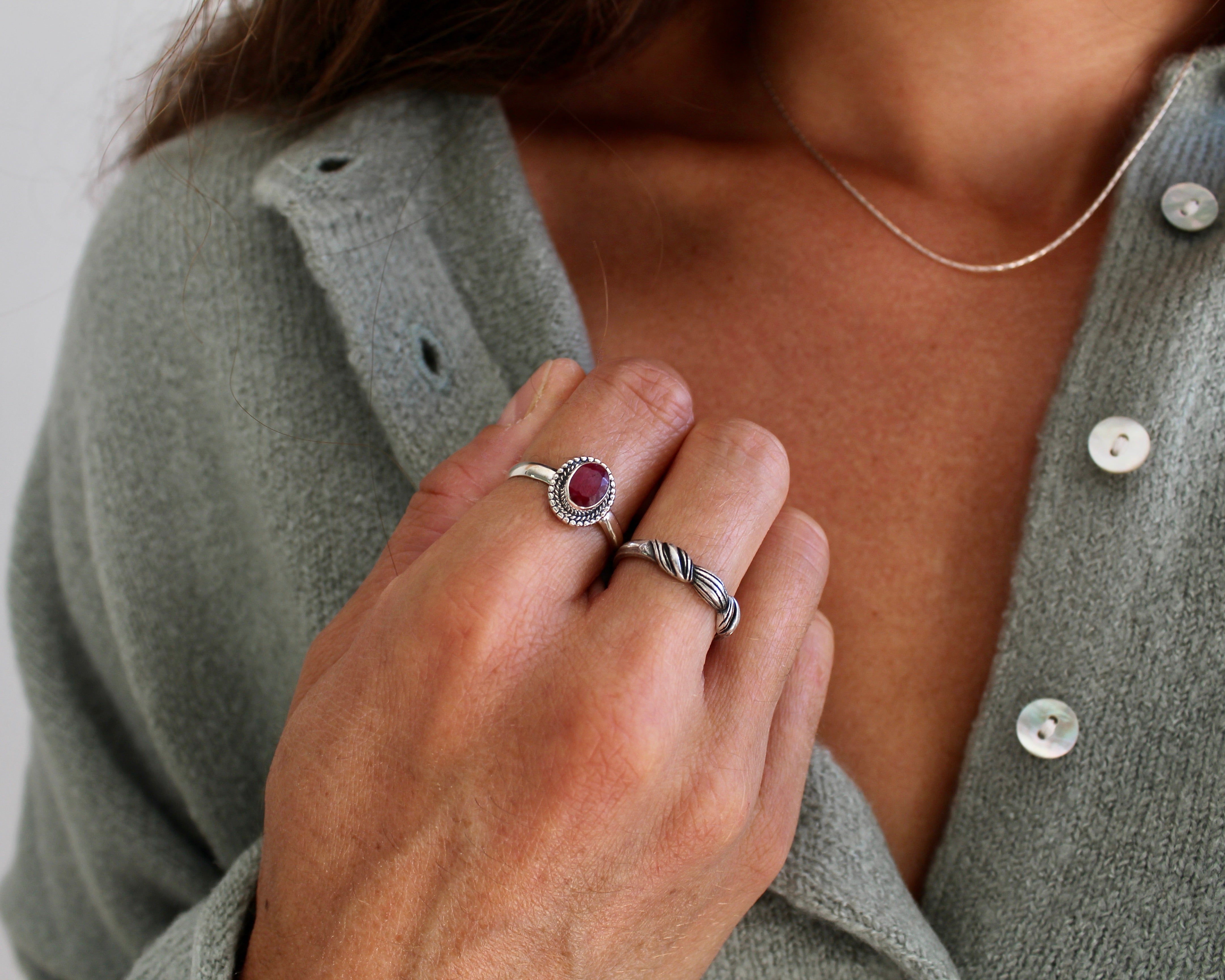CRÉATIVE, bague argent et pierre semi-précieuse, rubis.
