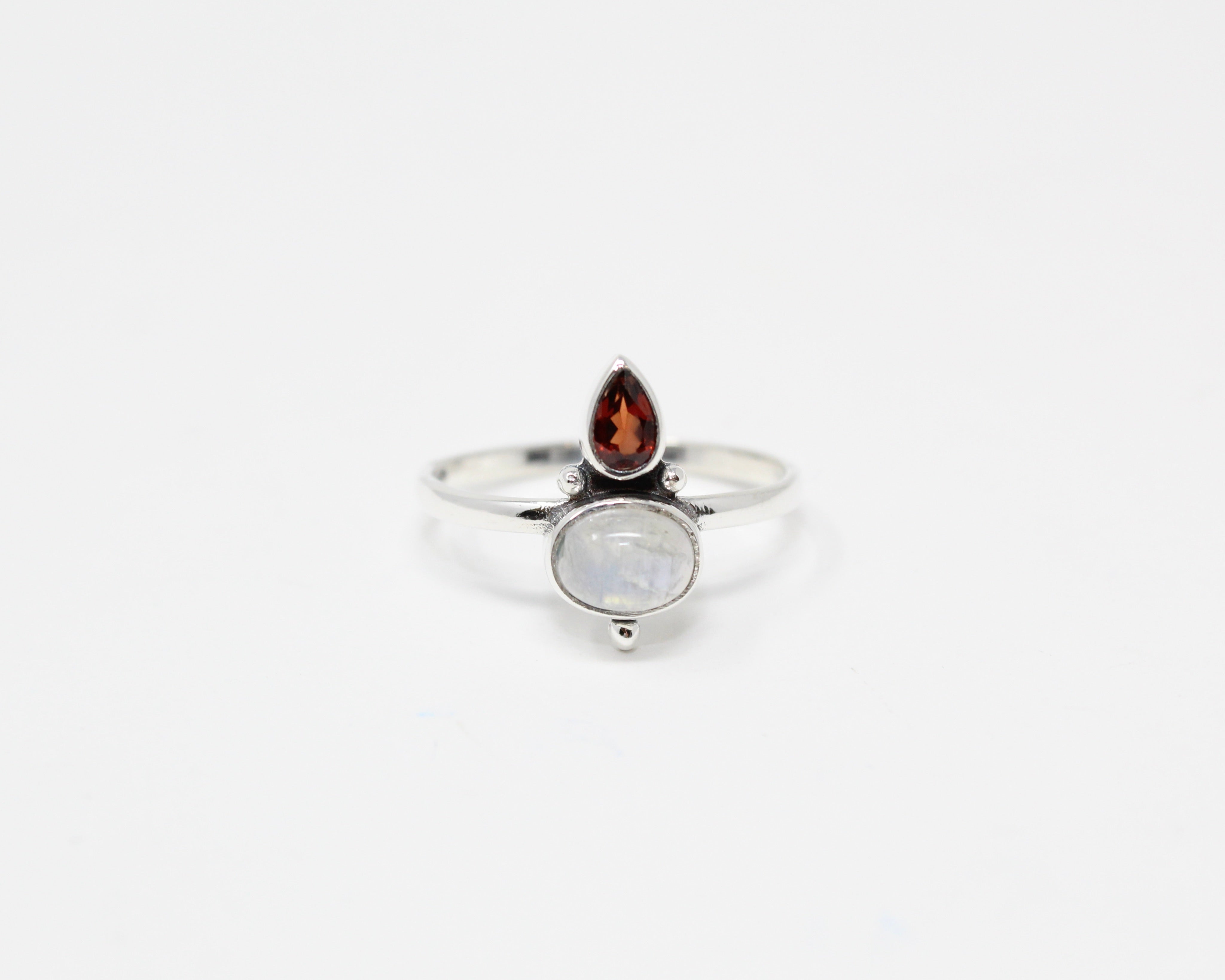 MERVEILLE, bague argent sterling et pierre semi-précieuse, pierre de lune & grenat.
