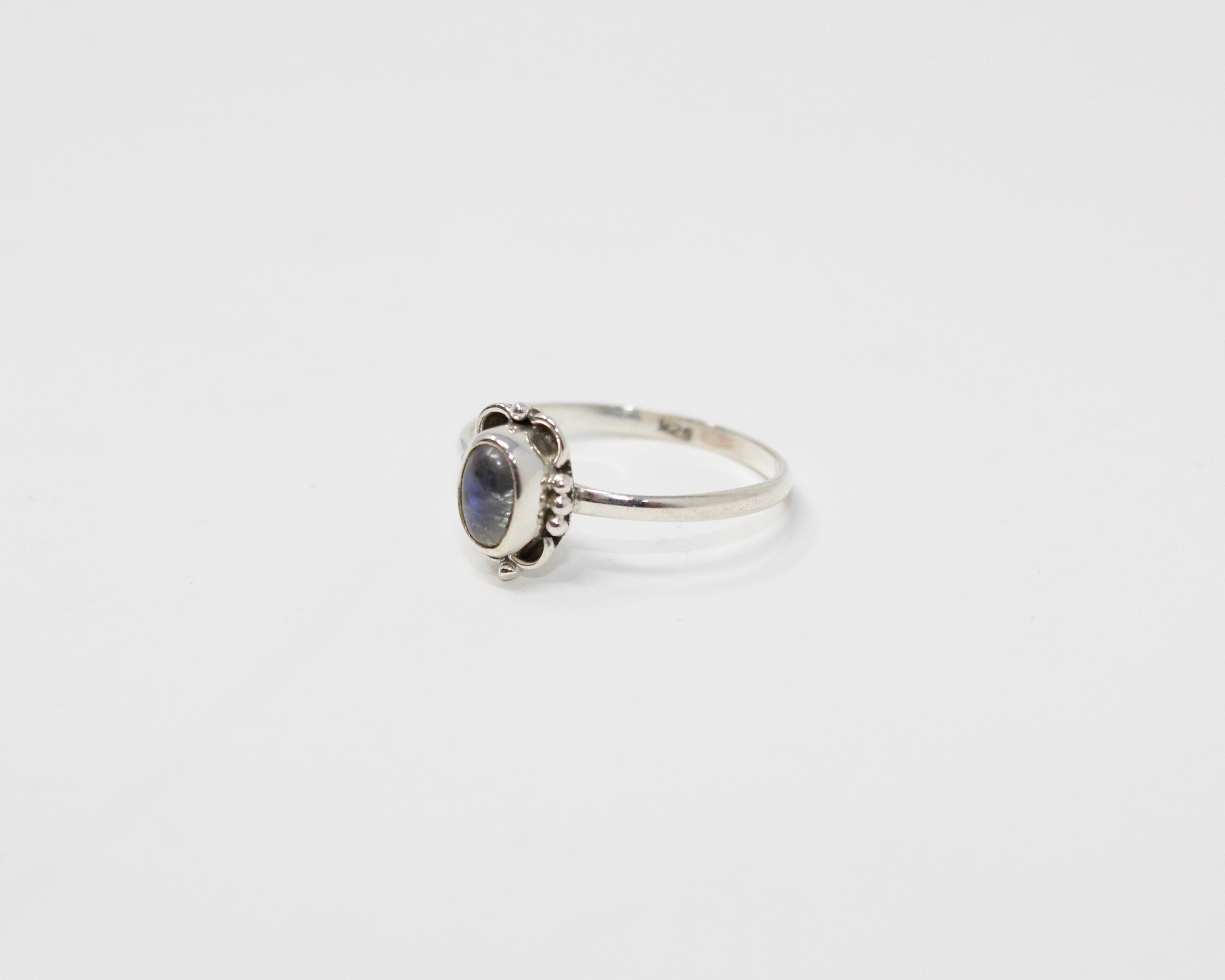 ÉQUILIBRE, bague argent et pierre semi-précieuse, labradorite.