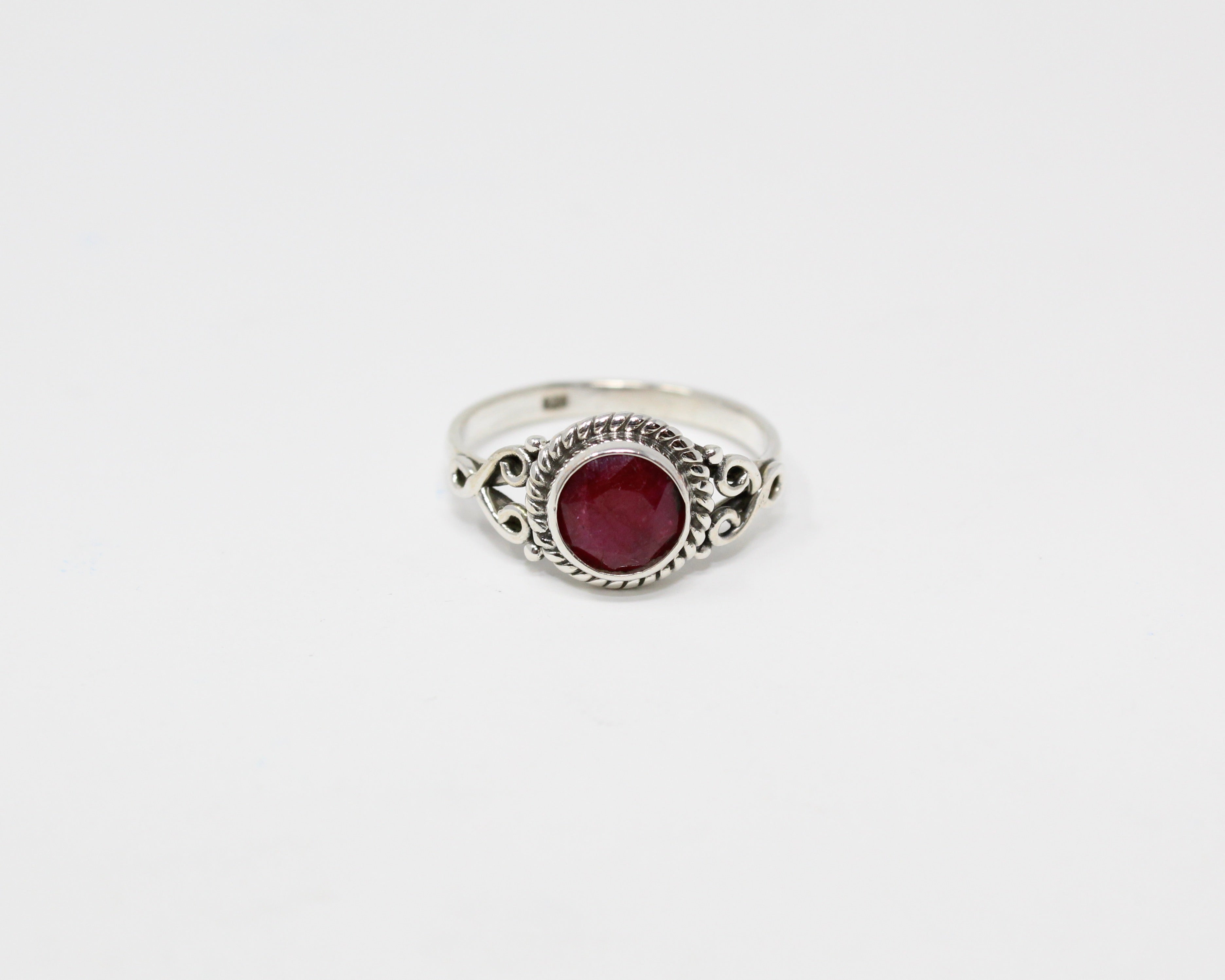 INTUITION, bague argent et pierre semi-précieuse, rubis.