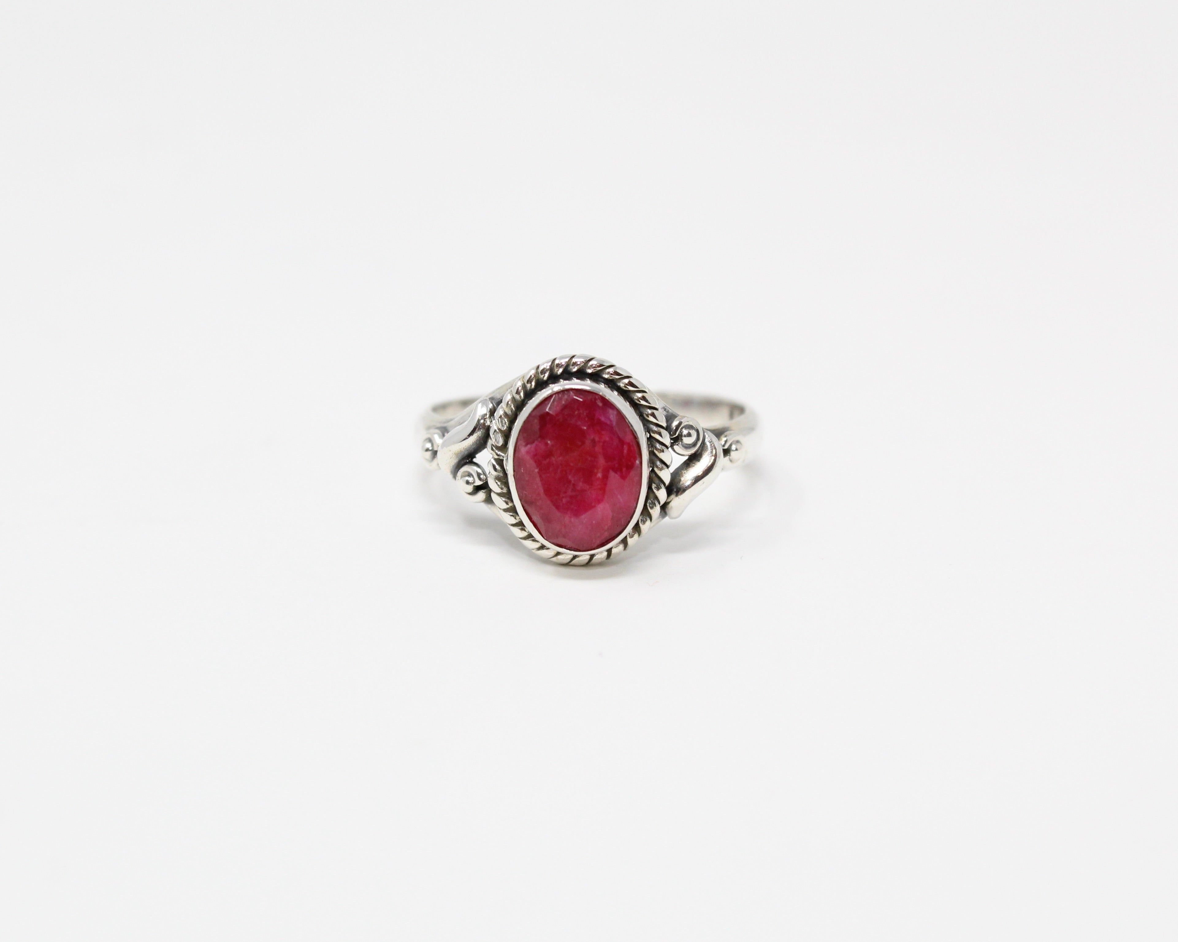 Grace, bague argent sterling et pierre semi-précieuse, rubis.