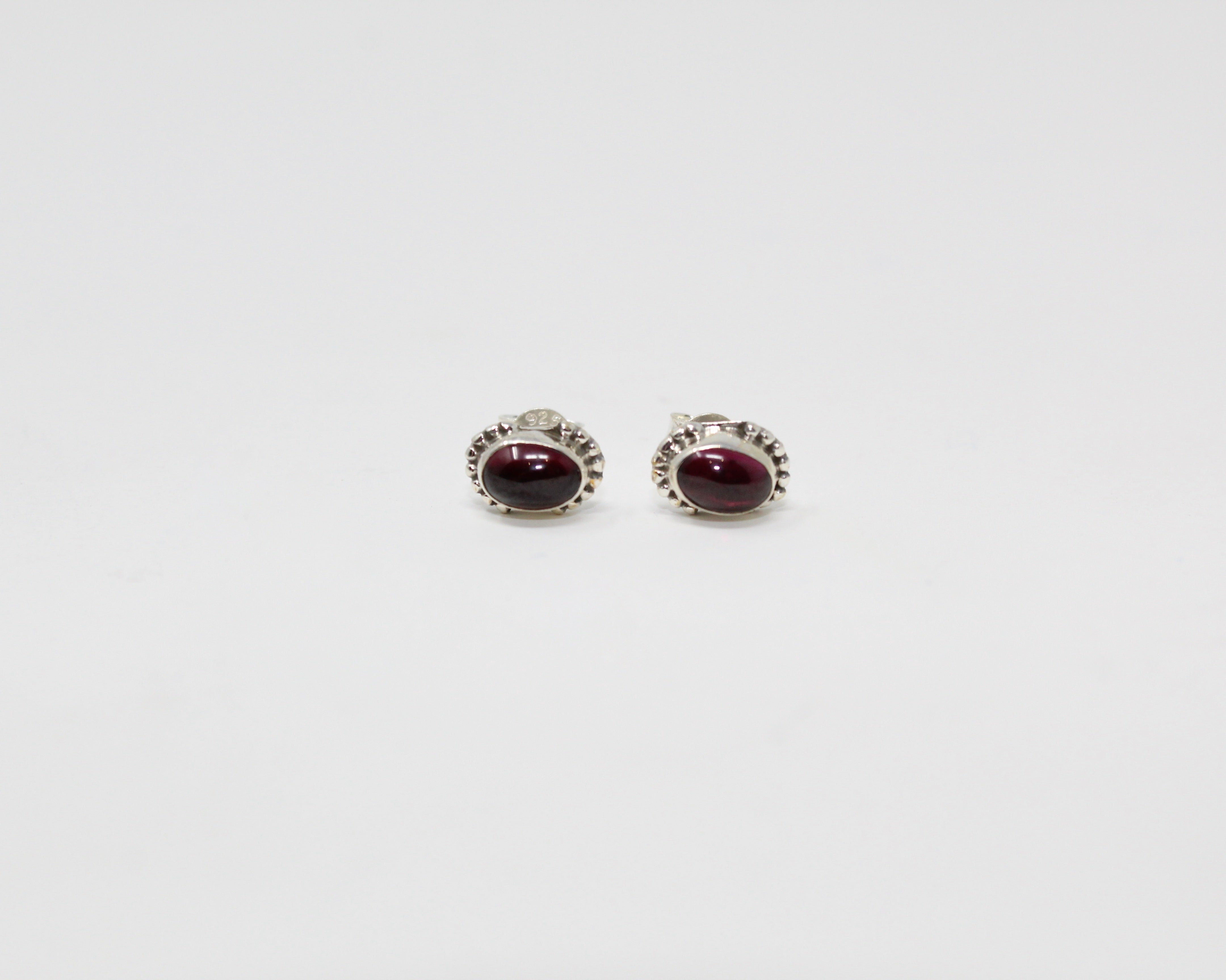 Rieuse, boucles d'oreilles argent sterling et pierre semi-précieuse, grenat.