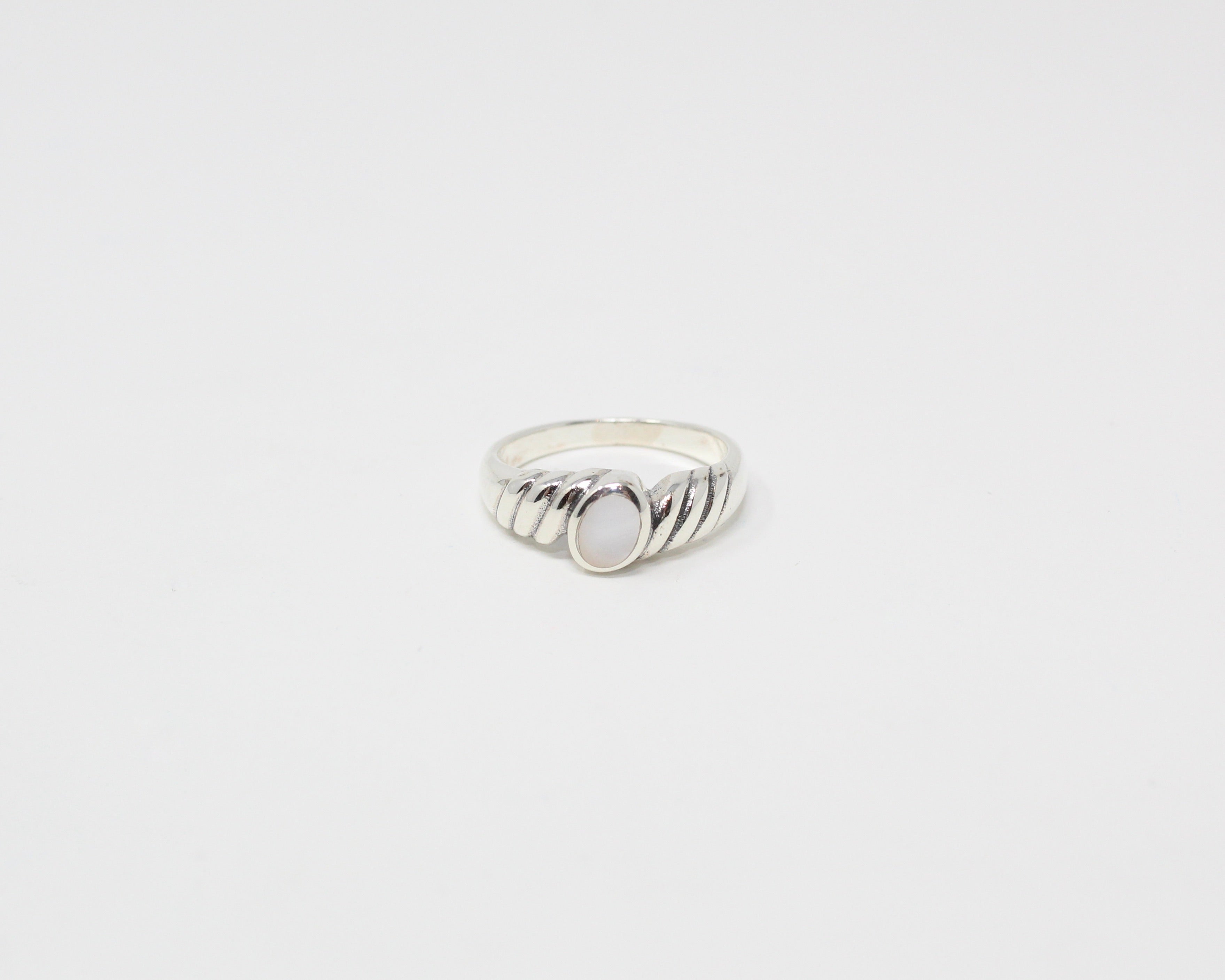 PATELLE, bague argent sterling et nacre de perle.
