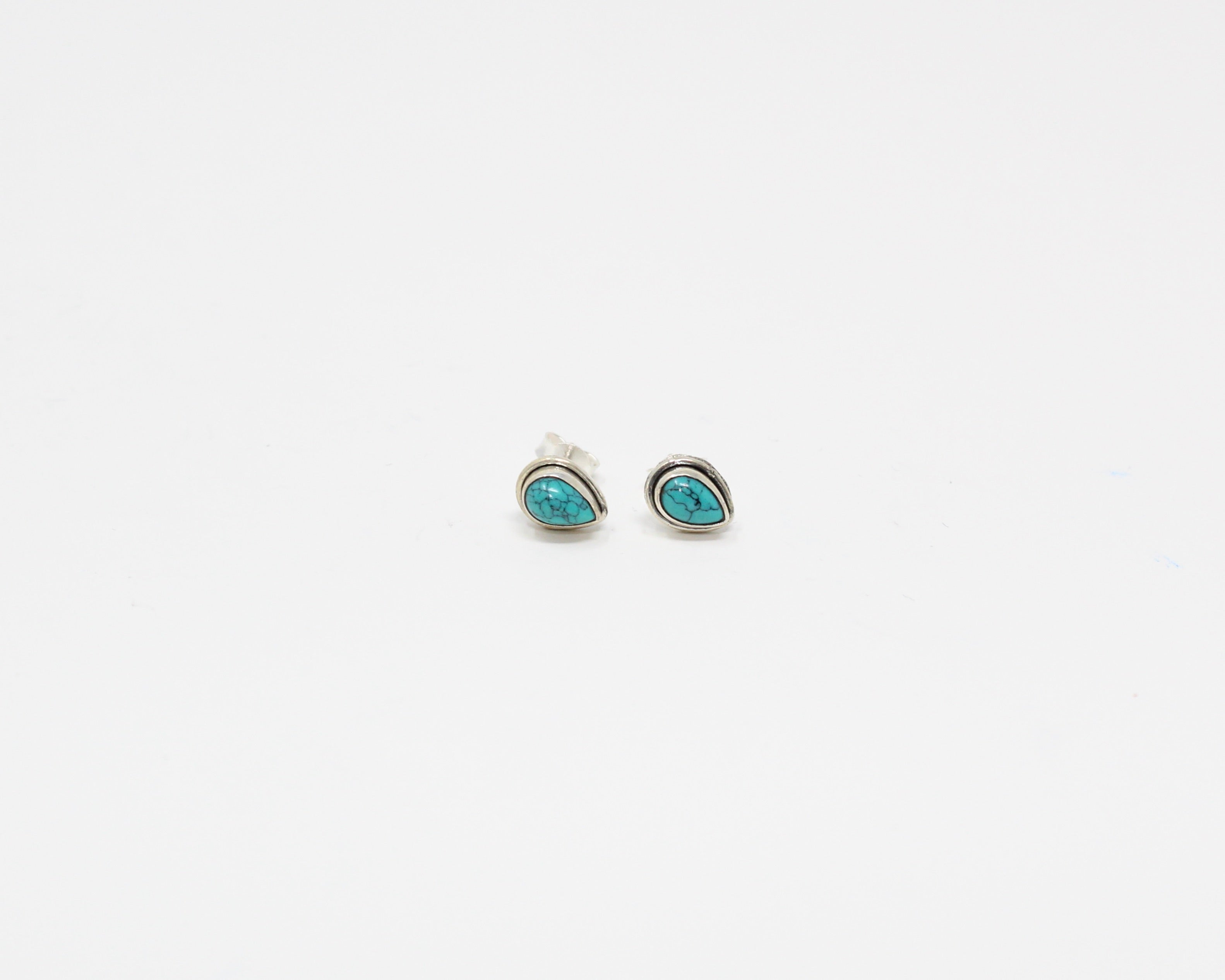 SIMPLICITÉ, boucle d'oreille, argent sterling et pierre semi-précieuse, turquoise.