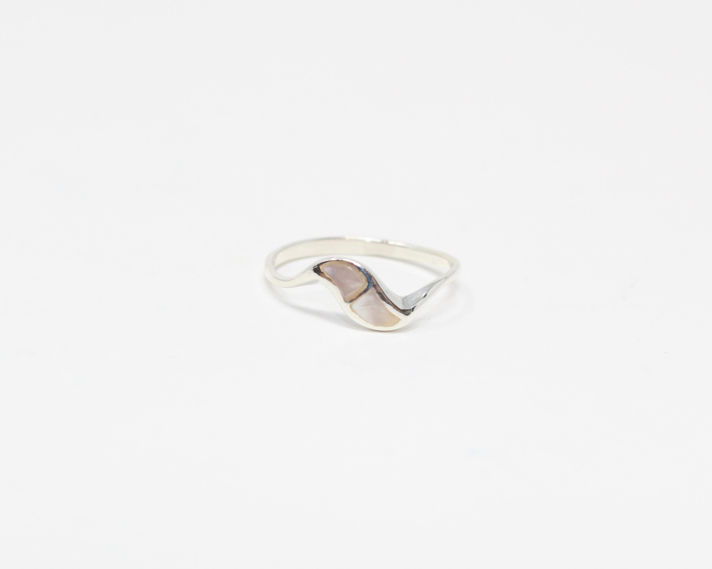 DOUCE, bague argent sterling et nacre de perle, pierre semi-précieuse.