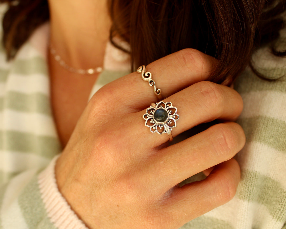 LOTUS, bague argent sterling et pierre semi-précieuse, labradorite.