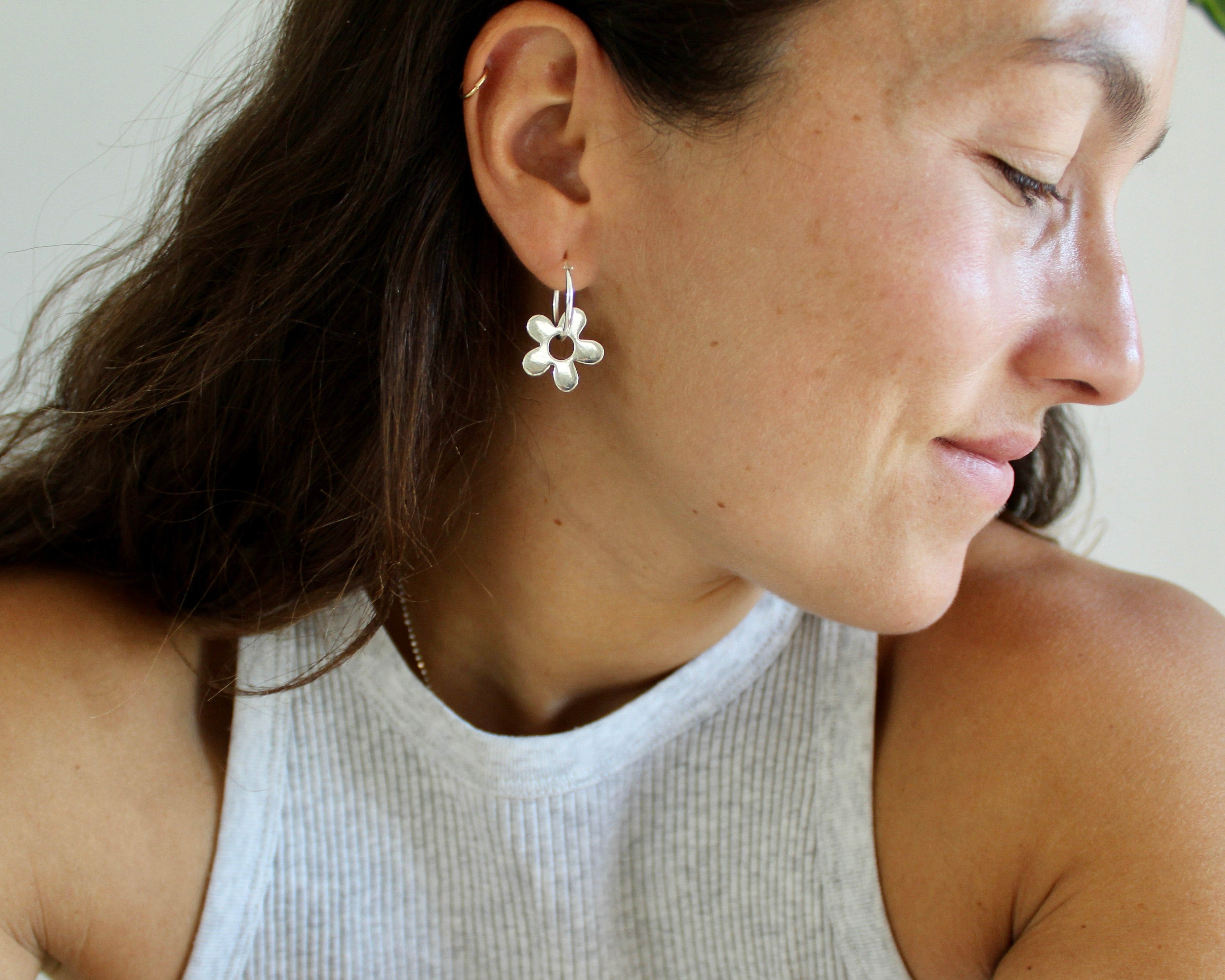 MARGUERITE - Boucle d'oreille en argent sterling.
