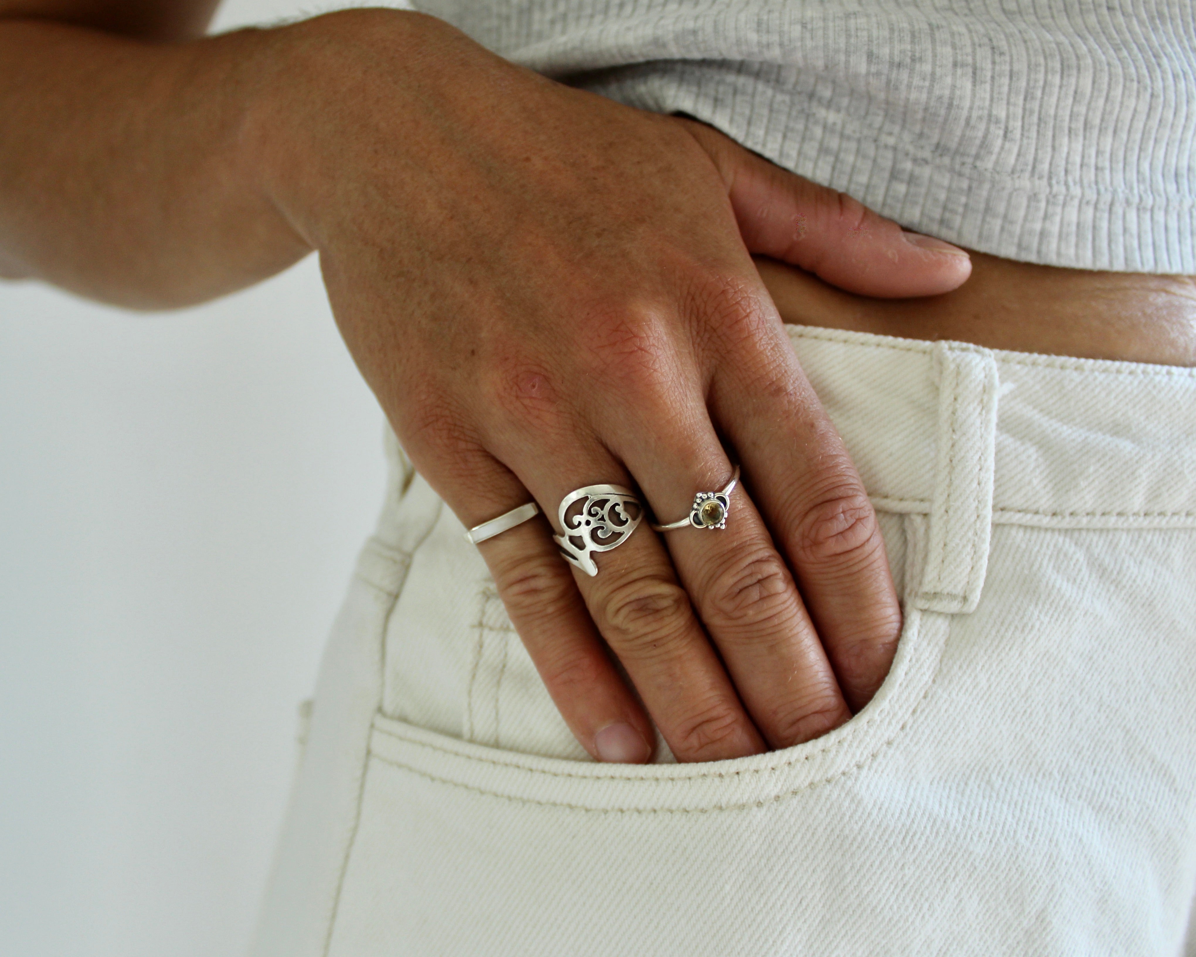 LÉO, bague argent sterling et nacre de perle.