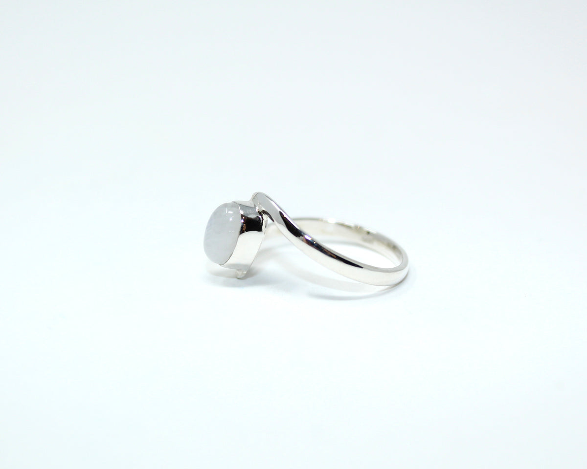 ÉLÉGANCE, bague argent sterling et pierre semi-précieuse, pierre de lune.