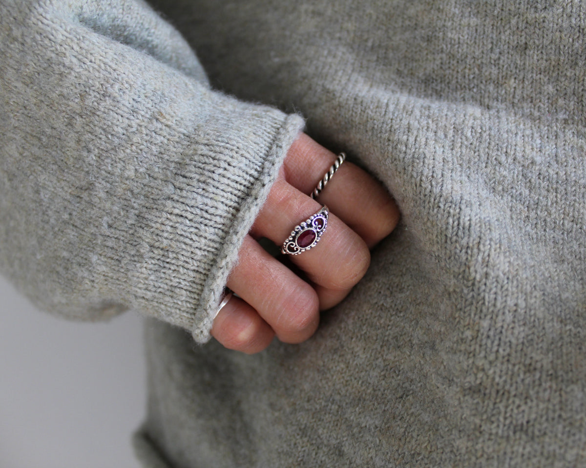 Liberté, bague argent sterling et pierre semi-précieuse, rubis.