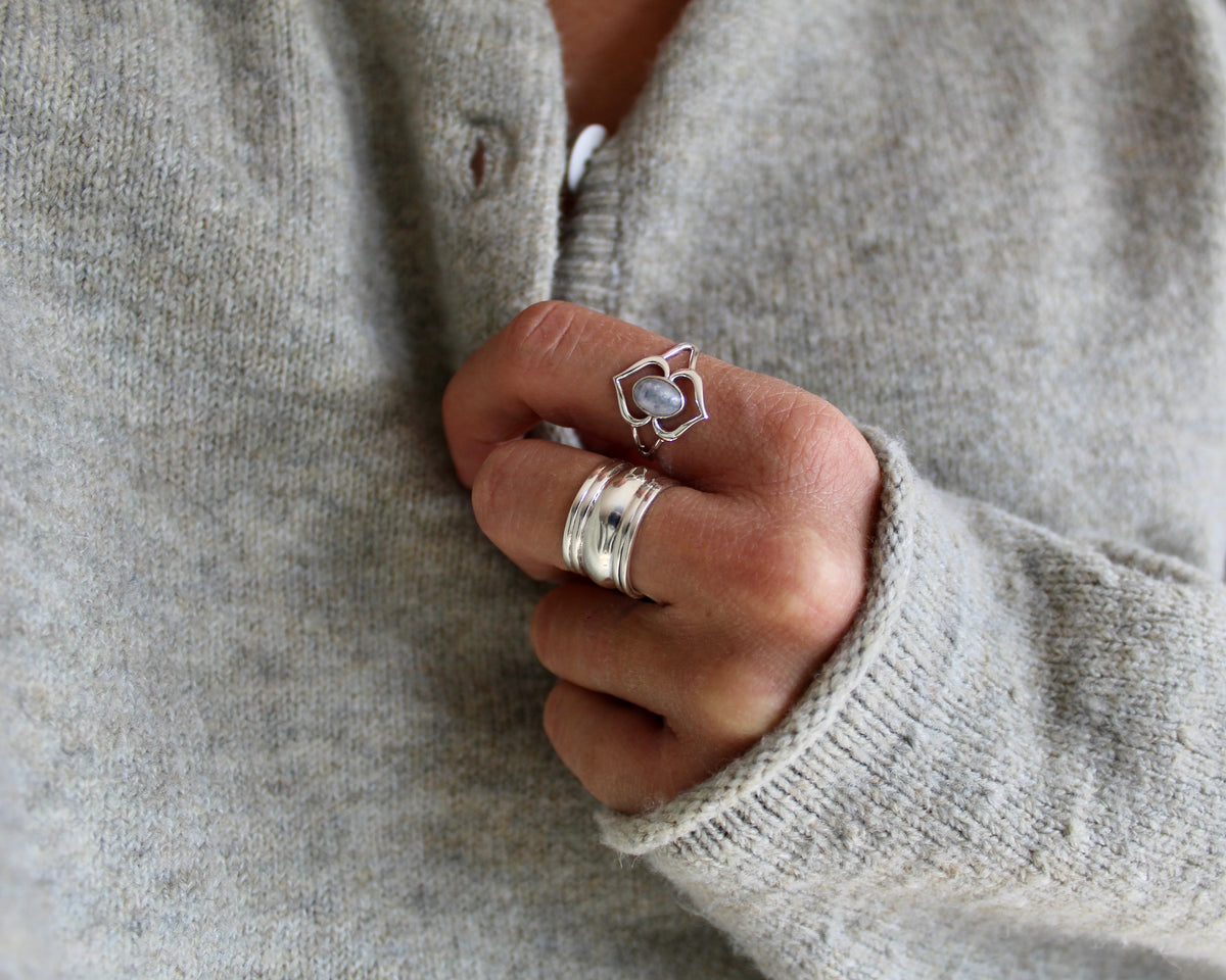 ÉVEIL, bague argent sterling et pierre semi-précieuse, pierre de lune.