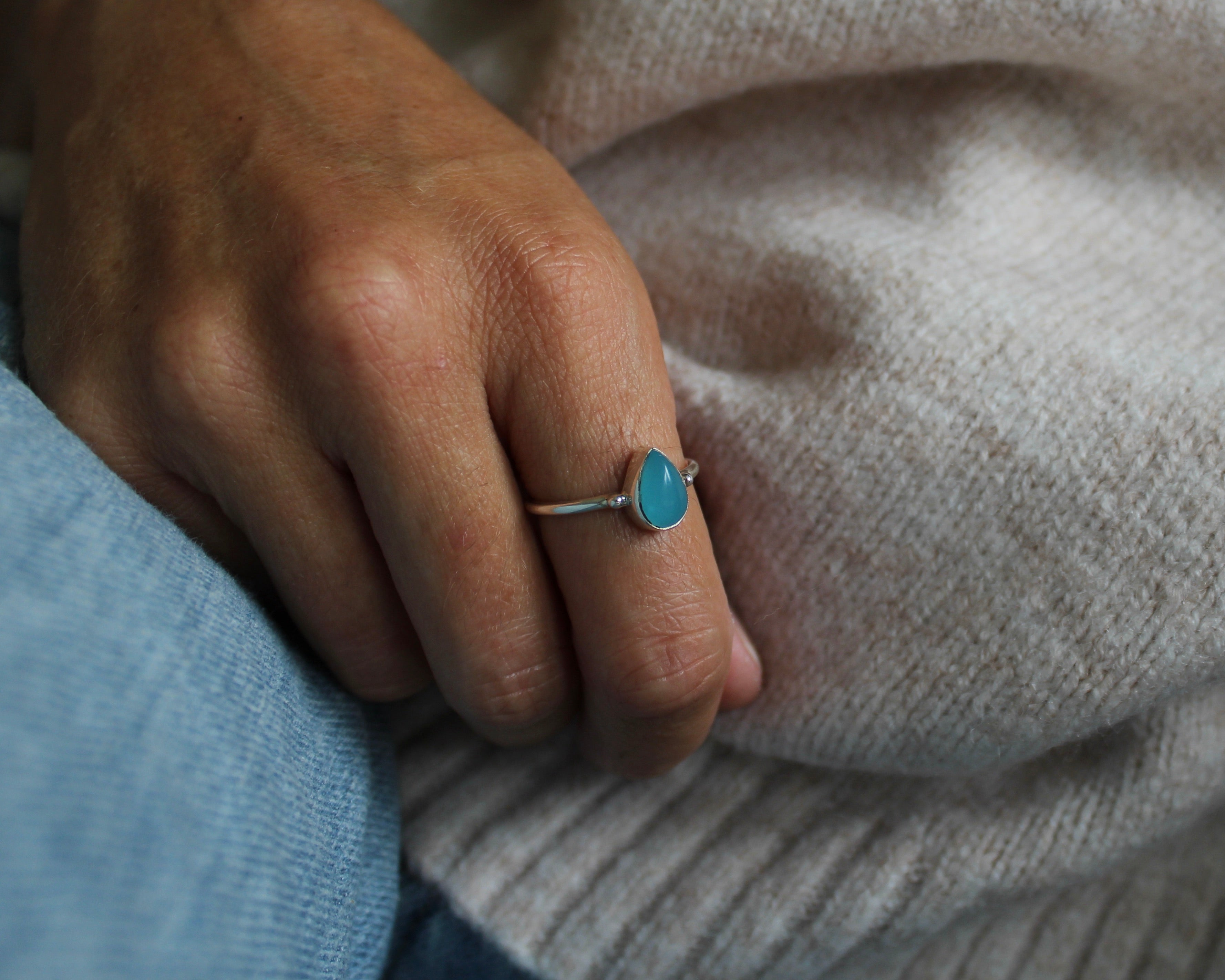 SIMPLICITÉ, bague argent sterling et pierre semi-précieuse, CALCÉDOINE BLEUE.